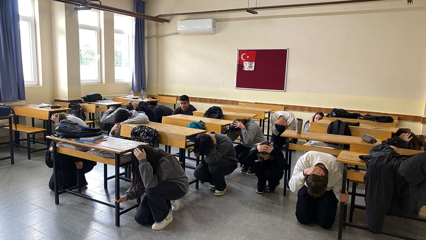 Datça'da deprem haftası kapsamında farkındalık eğitimi ve tatbikat yapıldı