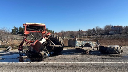 Uşak'ta kamyon ile çarpışan traktörün sürücüsü yaralandı