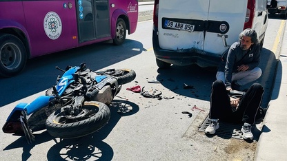 Muğla'da park halindeki hafif ticari araca çarpan motosikletli yaralandı