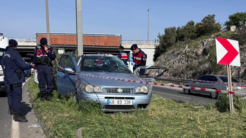 Muğla'da kontrolden çıkarak refüje çarpan araçtaki bebek öldü, anne ve babası yaralandı