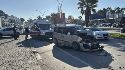 Bodrum'da hafif ticari araçla kamyonetin çarpışması sonucu 1 kişi yaralandı