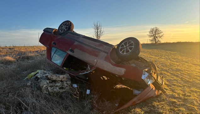 Uşak'ta tarlaya devrilen otomobildeki 2 kişi yaralandı
