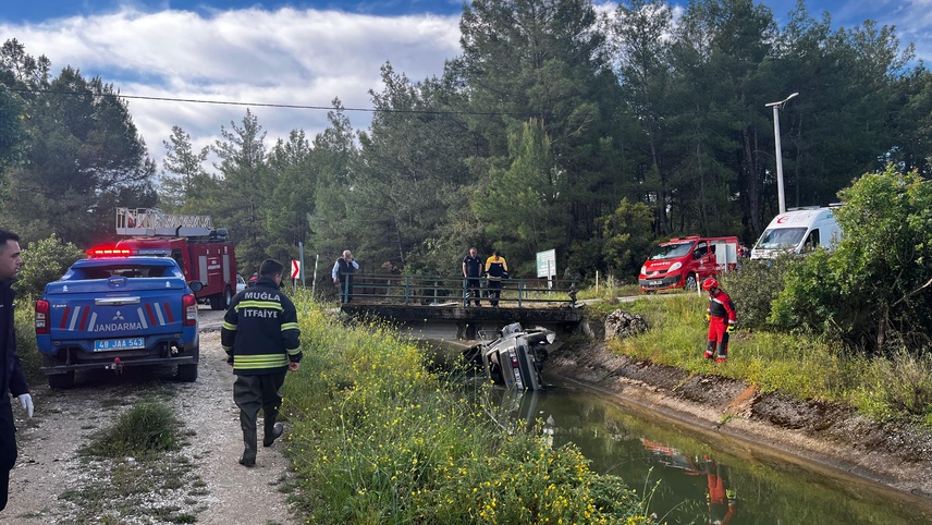 Muğla'da su kanalına devrilen otomobilin sürücüsü hayatını kaybetti
