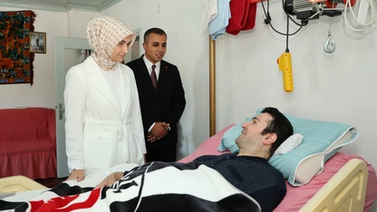 Valisi Yiğitbaşı, 16 yıldır yatağa bağımlı yaşayan Zafer Altınışık'ı ziyaret etti