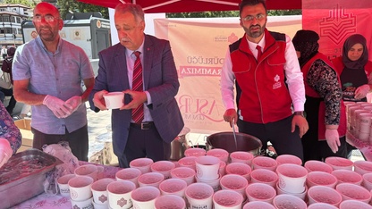 Afyonkarahisar'da vatandaşlara aşure dağıtıldı
