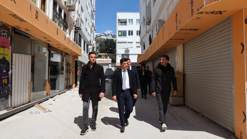 Marmaris Belediye Başkanı Ünlü, çarşı yenileme çalışmalarını inceledi