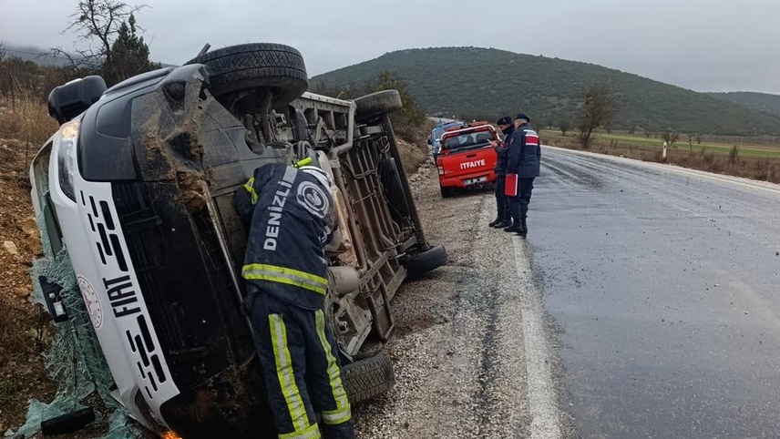Denizli'de diyaliz hastalarını taşıyan minibüsün devrildiği kazada 9 kişi yaralandı