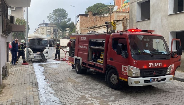 Nazilli'de park halindeyken yanan minibüste hasar oluştu