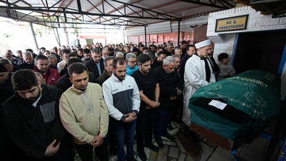 İzmir'de suyla dolan alt geçitte mahsur kaldığı kamyonette ölen sürücü defnedildi