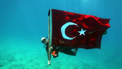 Fethiye'de dalgıçlar 19 Mayıs'ı deniz altında kutladı