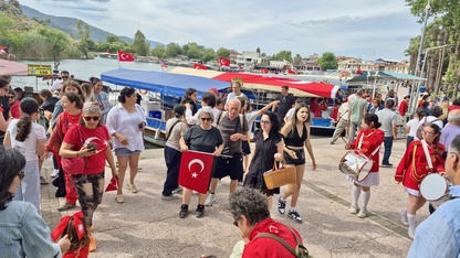 Dalyan Kanalı'nda, 19 Mayıs Atatürk'ü Anma, Gençlik ve Spor Bayramı teknelerle kutlandı