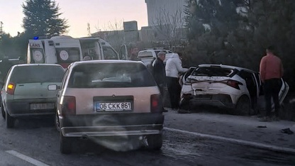 Afyonkarahisar'da zincirleme trafik kazasında 8 kişi yaralandı 