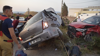 Manisa'da iki otomobilin çarpışması sonucu 5 kişi yaralandı