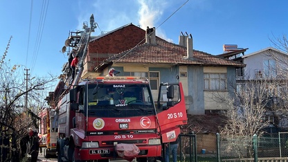 Banaz'da çatıda çıkan yangın söndürüldü