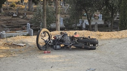 İzmir'de hafif ticari araçla çarpışan motosikletin sürücüsü öldü