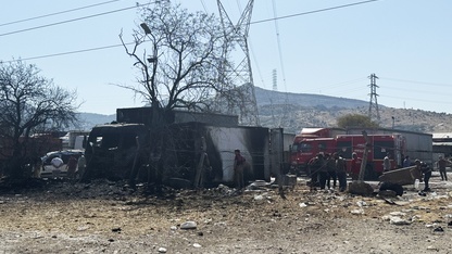 Bornova'da konteynerde çıkıp kamyona sıçrayan yangın söndürüldü
