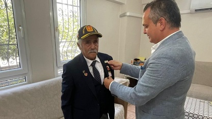 Fethiye'de yaşayan Kıbrıs gazisi Abdurrahim Kısa'ya madalya ve berat takdim edildi