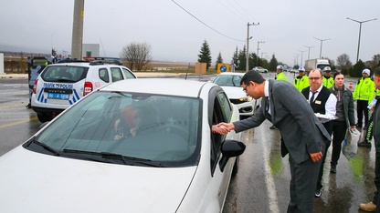 Uşak Valisi Serdar Kartal, polis ve jandarma denetim noktalarında incelemelerde bulundu: