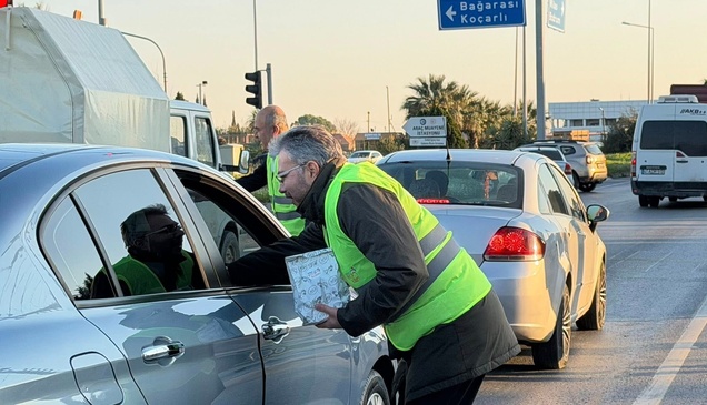 AK Parti milletvekilleri Aydın'da iftara yetişemeyenlere ikramlık dağıttı