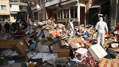 İzmir'de 2 katlı evden 12 kamyon çöp çıkarıldı