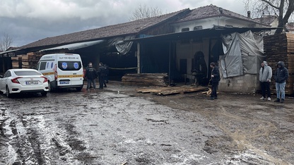 Kütahya'da tomruk biçme makinesinin üstüne düşen işçi öldü