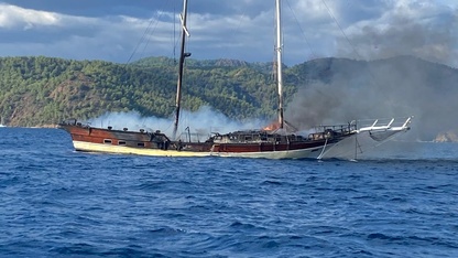 Fethiye'de yangın çıkan tekne söndürme çalışmaları sırasında battı