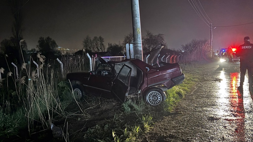Kütahya'da otomobil beton direğe çarptı, 1 kişi öldü, 1 kişi yaralandı