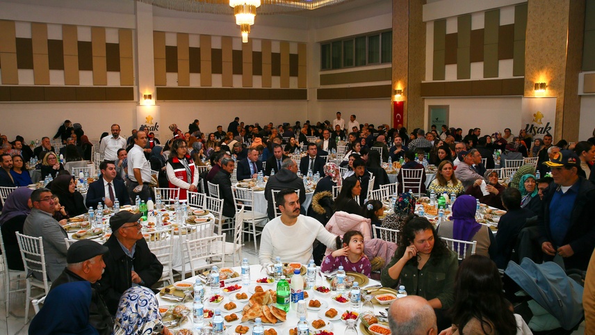 Uşak Valisi Aktaş, şehit aileleri ve gazilerle iftarda buluştu