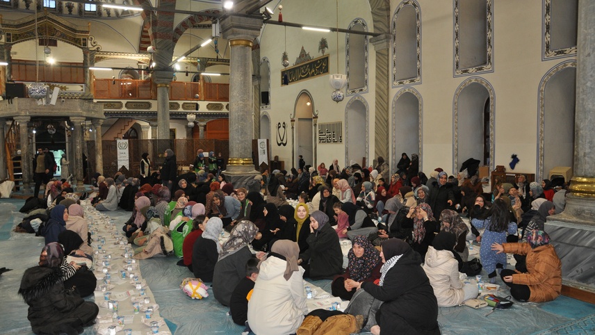 Kütahya'da "Ümmet İftarı"nda yüzlerce kişi yer sofrasında buluştu