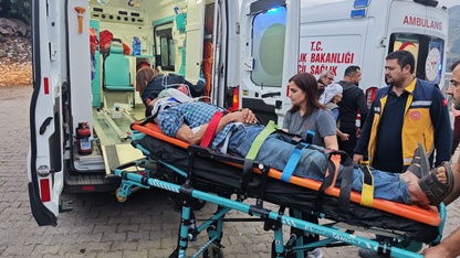 Aydın'da uçuruma yuvarlanan kamyonetteki 3 kişi yaralandı