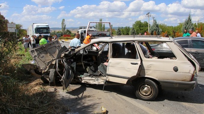 Uşak'ta iki otomobilin çarpıştığı kazada 1 kişi öldü, 4 kişi yaralandı