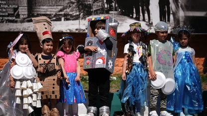 İzmir'de öğrenciler atık malzemelerden tasarladıkları kıyafetlerle defile düzenledi