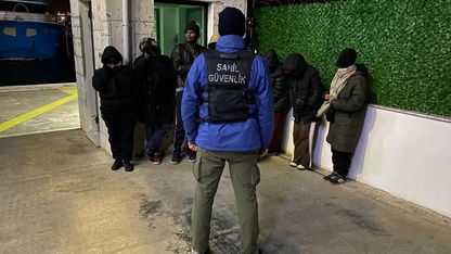 İzmir'de 10 düzensiz göçmen ve 3 insan kaçakçısı şüphelisi yakalandı