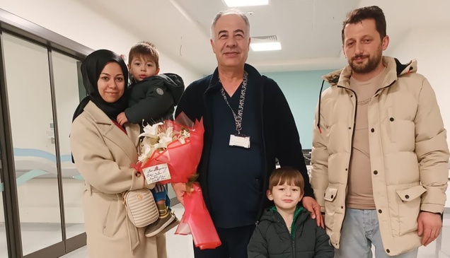 Sağlık personeli boğazına şeker takılan çocuğu Heimlich manevrasıyla kurtardı