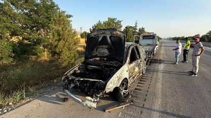 Sandıklı'da seyir halindeki otomobil yandı