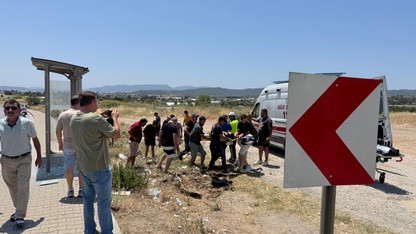 İzmir'de motosikletin duraktaki yayaya çarpması sonucu 2 kişi yaralandı
