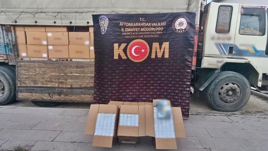 Afyonkarahisar'da bir kamyonda 4 milyon 100 bin adet makaron ele geçirildi