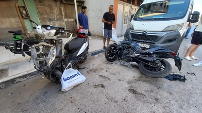 Manisa'da otomobilin iki motosiklete çarptığı kazada 4 kişi yaralandı