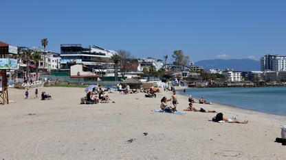 Didim'de sıcak havayı fırsat bilenler denizde yüzdü