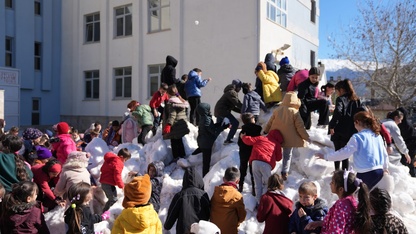 Muğla'da bir öğrencinin isteği üzerine okula kamyonla kar getirildi
