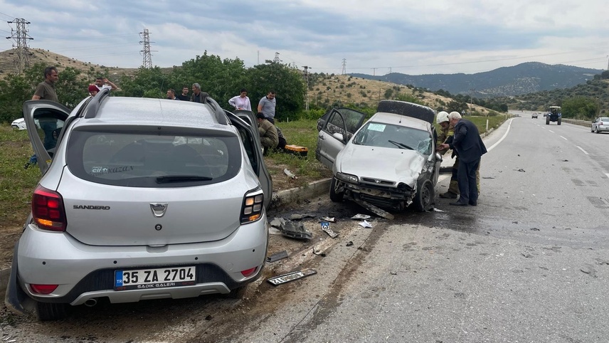 İzmir'de otomobillerin çarpıştığı kazada 2'si çocuk 8 kişi yaralandı