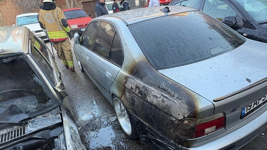 Salihli'de park halindeki 2 otomobildeki yangın söndürüldü