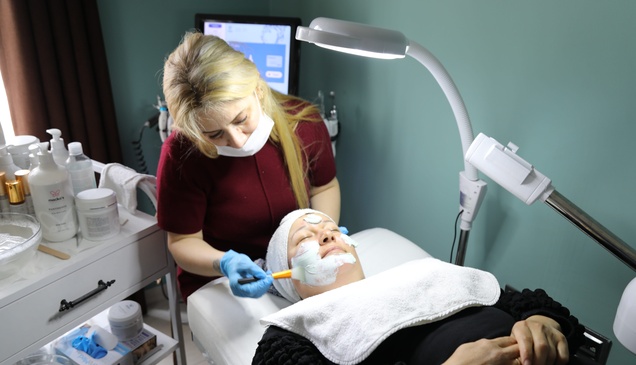 Marmaris'te belediyenin kadın saha personeline ücretsiz cilt bakımı