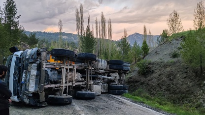 Denizli'de devrilen hafriyat kamyonunun sürücüsü hayatını kaybetti