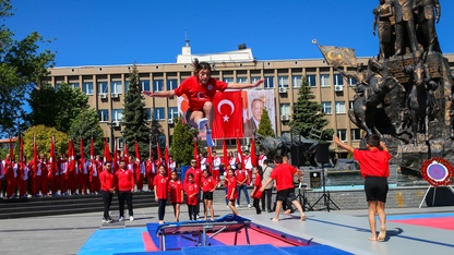  İzmir ve çevre illerde 19 Mayıs Atatürk'ü Anma, Gençlik ve Spor Bayramı kutlandı