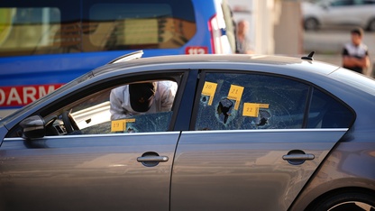 GÜNCELLEME - İzmir'de seyir halindeki otomobile silahlı saldırıda 3 kişi öldü, 3 kişi yaralandı