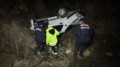 Kütahya'da şarampole devrilen otomobildeki 2 kişi ağır yaralandı