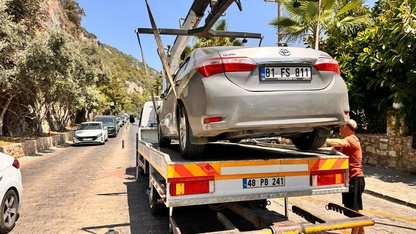 Fethiye-Ölüdeniz kara yolunda tatilciler yaklaşık 3 kilometrelik araç kuyruğu oluşturdu