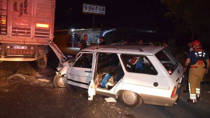 Manisa'da tıra arkadan çarpan otomobildeki 2 kişi yaralandı