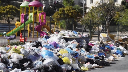İzmir'in Buca ilçesinde biriken çöplere mahalleliden tepki